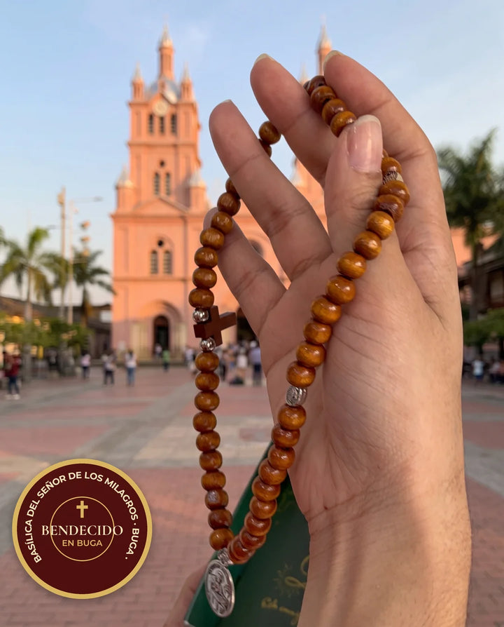 Rosario de San José en la mano, frente a la Basílica del Señor de los Milagros de Buga