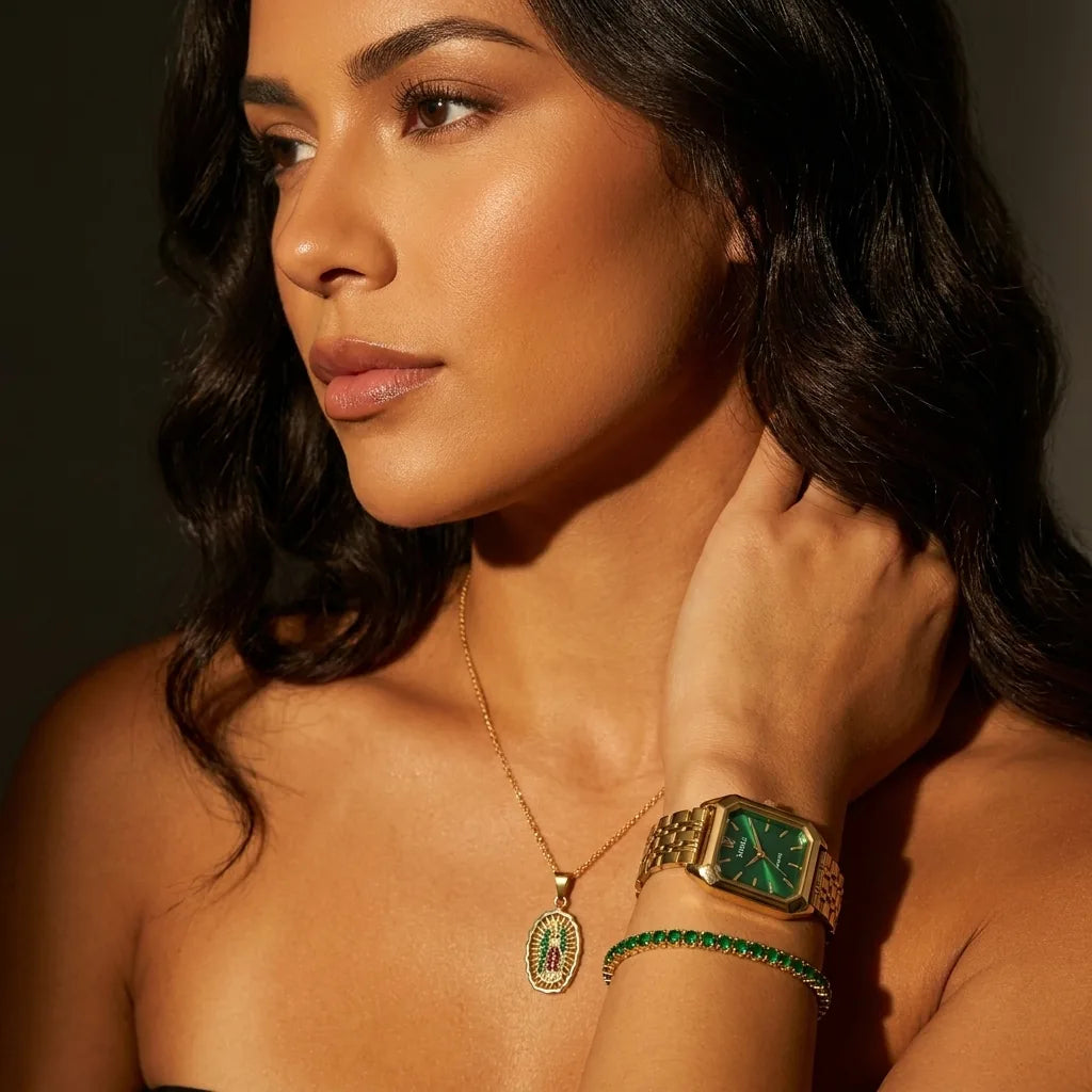 Modelo luciendo Conjunto Esmeralda completo