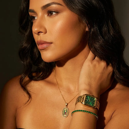 Modelo luciendo Conjunto Esmeralda completo