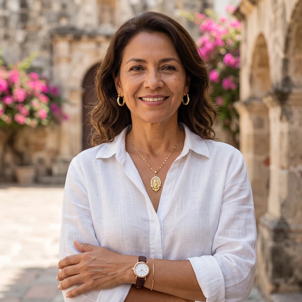 Mujer con el Conjunto María: medalla de la Virgen, candongas, reloj y pulsera