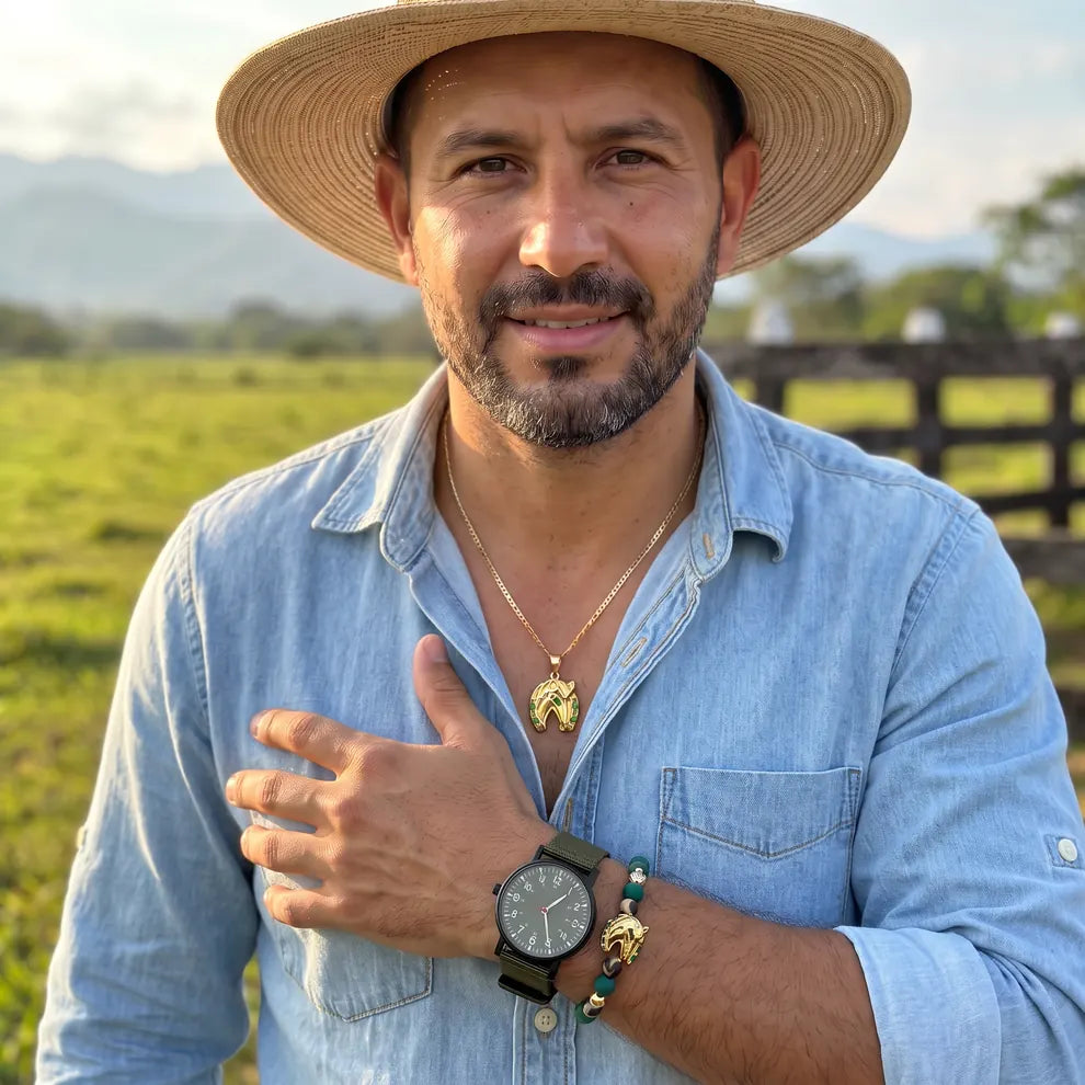Hombre agropecuario con el Conjunto El Agropecuario: reloj, cadena con dije de caballo y pulsera