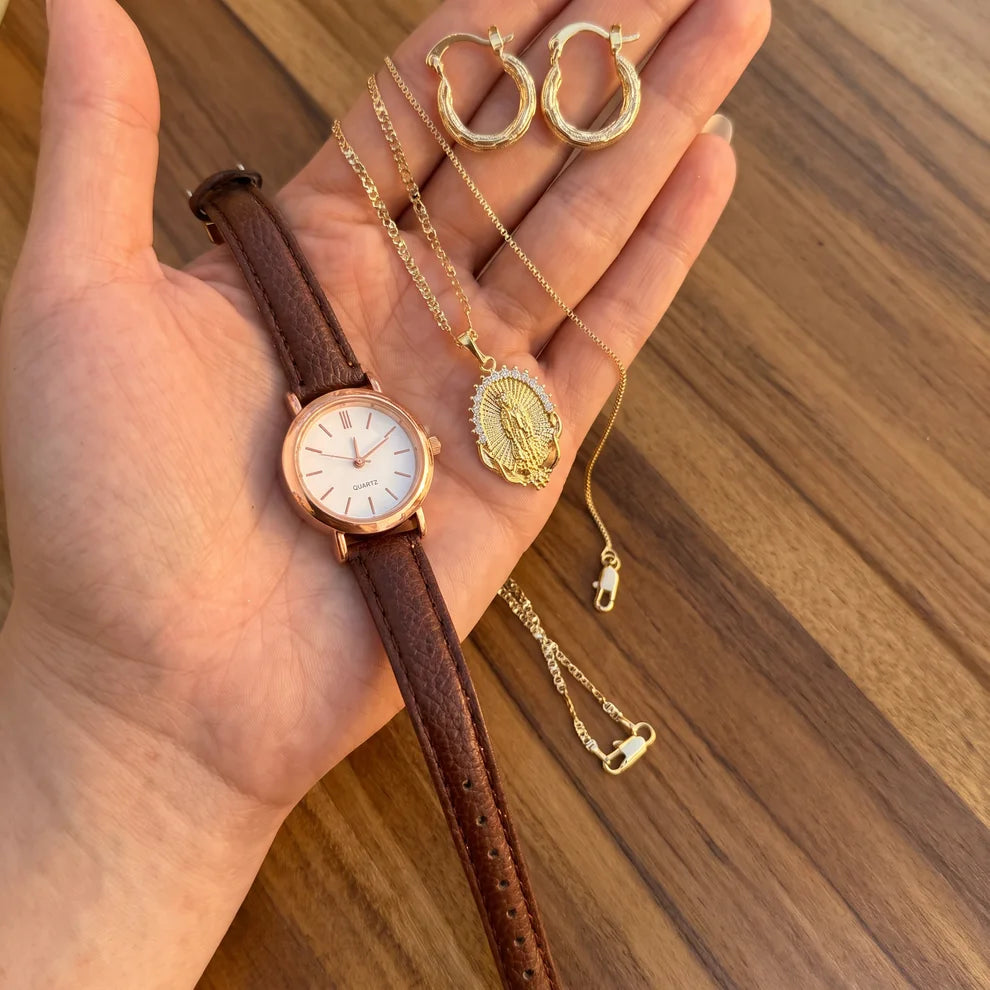 El Conjunto María en la mano: reloj, cadena con medalla de la Virgen, pulsera y candongas