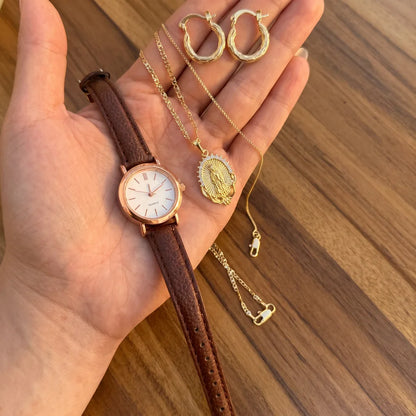 El Conjunto María en la mano: reloj, cadena con medalla de la Virgen, pulsera y candongas