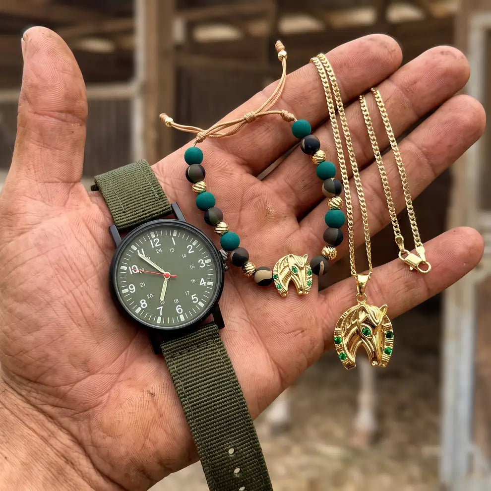 El Conjunto El Agropecuario en la mano: reloj, cadena con dije de caballo y pulsera