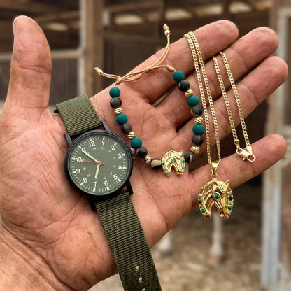 El Conjunto El Agropecuario en la mano: reloj, cadena con dije de caballo y pulsera