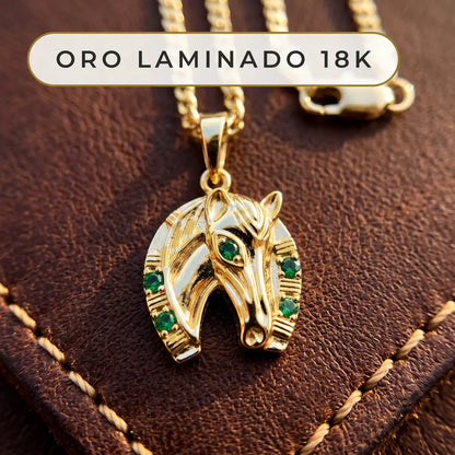 Dije de caballo y herradura con piedras verdes en Oro Laminado 18K