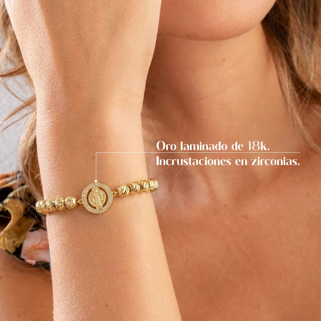 Pulsera San Benito puesta, oro laminado 18K con zirconias