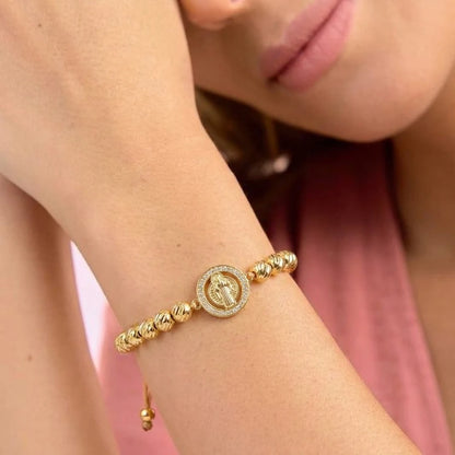 Mujer luciendo la Pulsera Escudo de San Benito